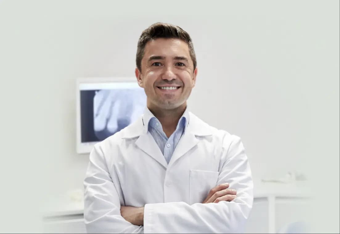 Profissional da saúde sorrindo em um consultório